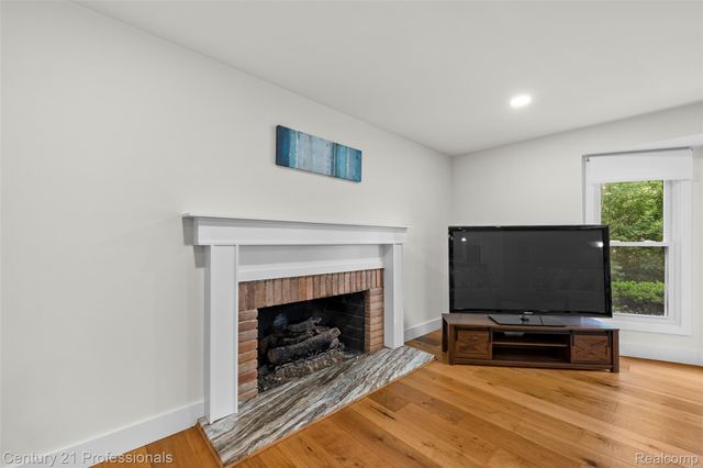 745 Hawthorne Drive, Bloomfield Hills, MI 48304