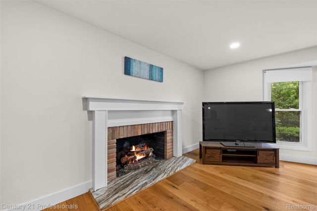 745 Hawthorne Drive, Bloomfield Hills, MI 48304