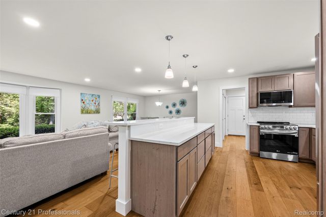 745 Hawthorne Drive, Bloomfield Hills, MI 48304