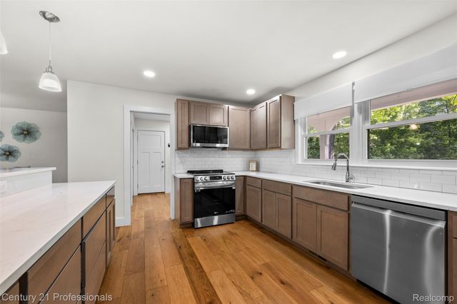 745 Hawthorne Drive, Bloomfield Hills, MI 48304