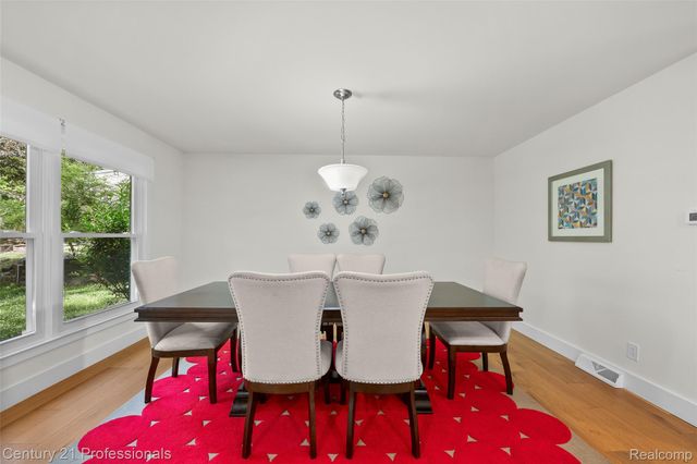 745 Hawthorne Drive, Bloomfield Hills, MI 48304