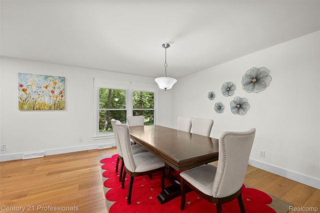 745 Hawthorne Drive, Bloomfield Hills, MI 48304