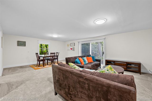 745 Hawthorne Drive, Bloomfield Hills, MI 48304