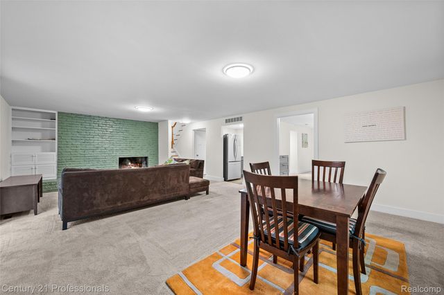745 Hawthorne Drive, Bloomfield Hills, MI 48304