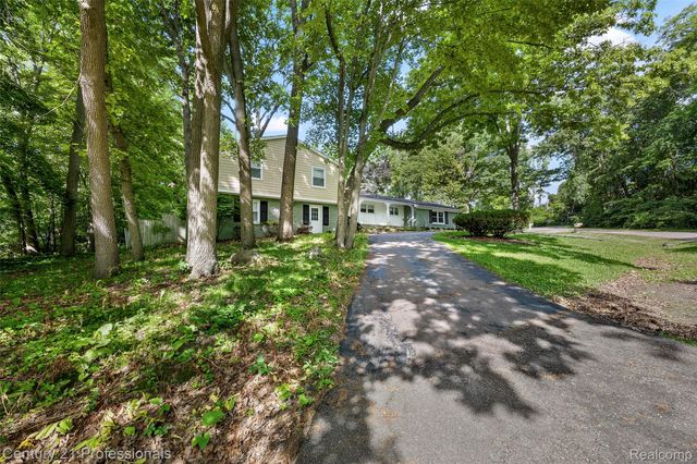 745 Hawthorne Drive, Bloomfield Hills, MI 48304