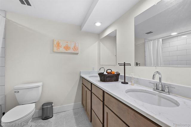 745 Hawthorne Drive, Bloomfield Hills, MI 48304