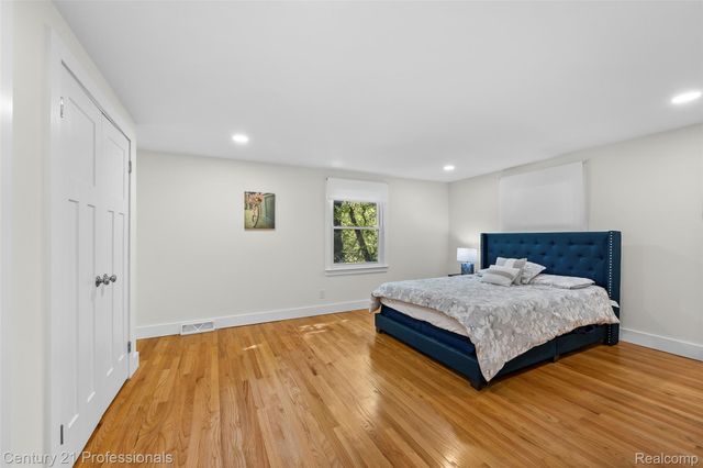 745 Hawthorne Drive, Bloomfield Hills, MI 48304