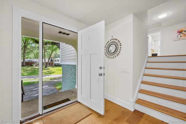 745 Hawthorne Drive, Bloomfield Hills, MI 48304