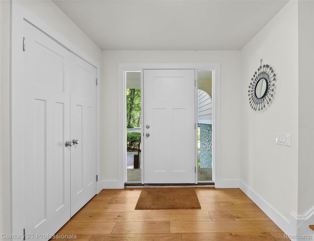 745 Hawthorne Drive, Bloomfield Hills, MI 48304