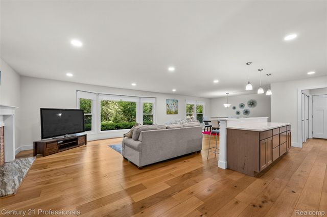 745 Hawthorne Drive, Bloomfield Hills, MI 48304