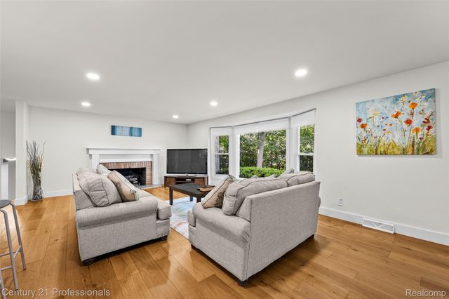 745 Hawthorne Drive, Bloomfield Hills, MI 48304