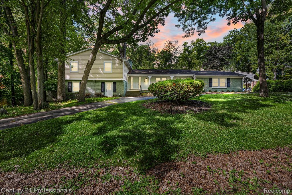 745 Hawthorne Drive, Bloomfield Hills, MI 48304