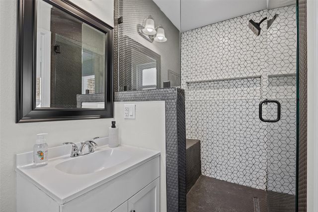 6211 Palm CIR, Austin, TX 78741