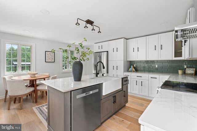 300 ROCK RD E, Lambertville, NJ 08530