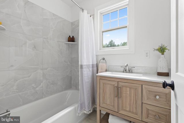 300 ROCK RD E, Lambertville, NJ 08530