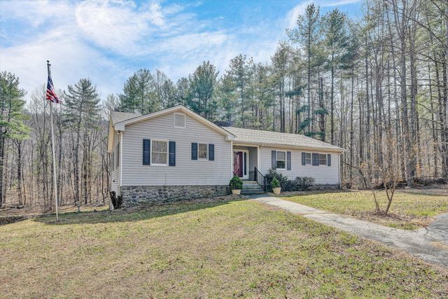 380 Countrywood LN, Rocky Mount, VA 24151