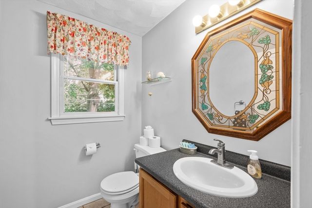 11 Fleming St, Lowell, MA 01851
