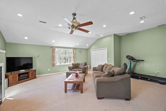 11 Fleming St, Lowell, MA 01851