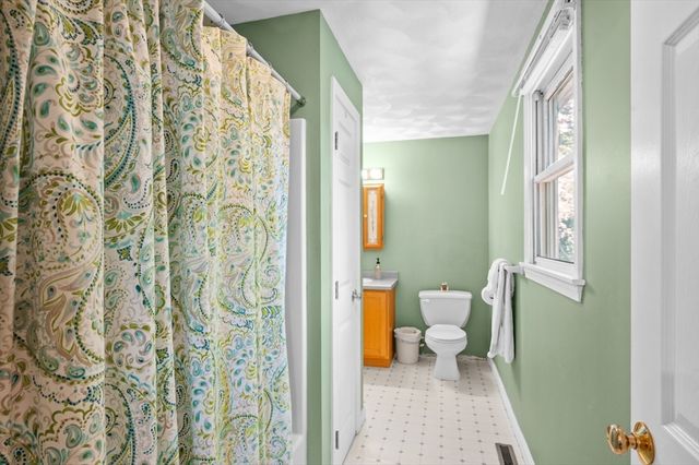 11 Fleming St, Lowell, MA 01851