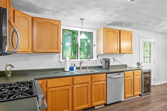 11 Fleming St, Lowell, MA 01851