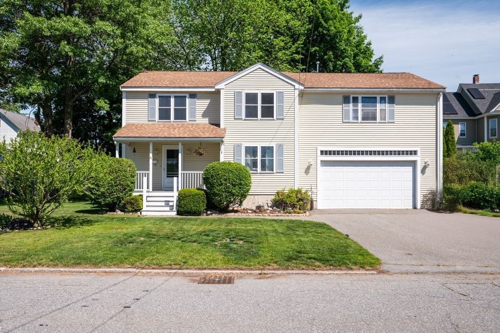 11 Fleming St, Lowell, MA 01851
