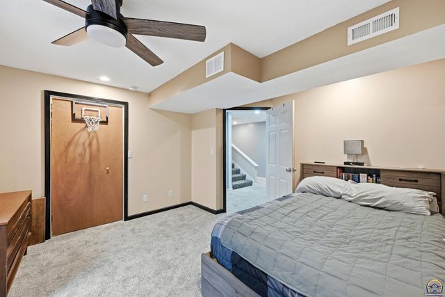 835 NE 62nd St, Topeka, KS 66617