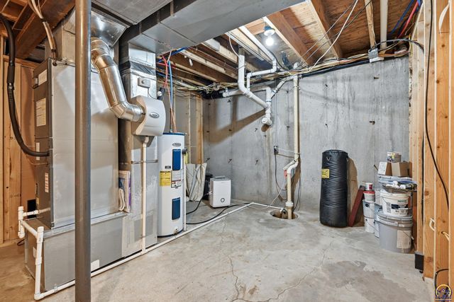 835 NE 62nd St, Topeka, KS 66617