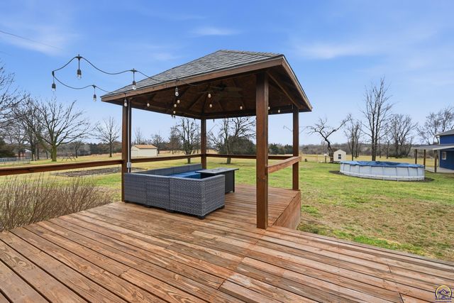 835 NE 62nd St, Topeka, KS 66617