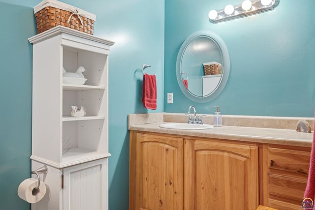 835 NE 62nd St, Topeka, KS 66617