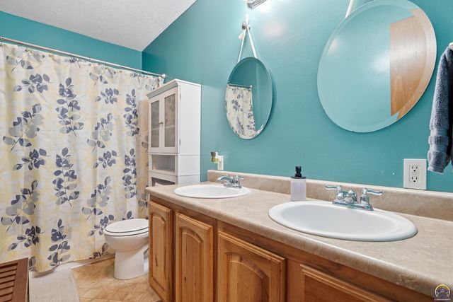 835 NE 62nd St, Topeka, KS 66617