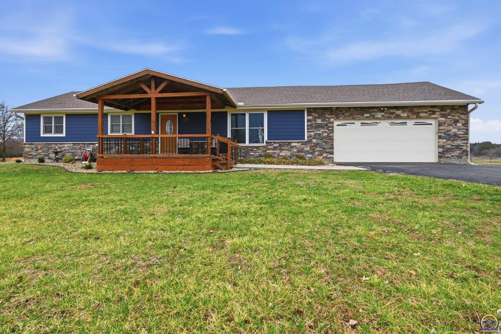 835 NE 62nd St, Topeka, KS 66617