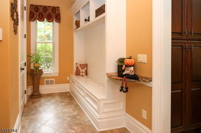 8 Pineview Ln, Boonton Twp., NJ 07005