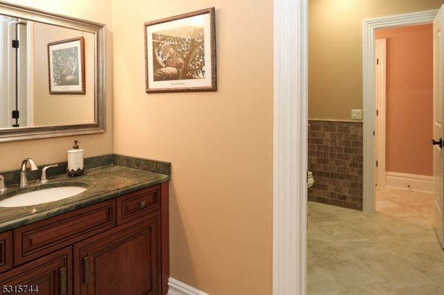 8 Pineview Ln, Boonton Twp., NJ 07005