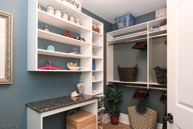 8 Pineview Ln, Boonton Twp., NJ 07005