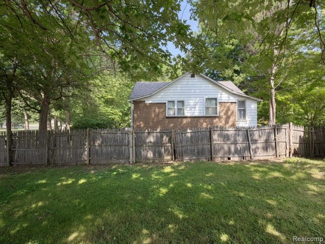 5629 Gateshead Street, Grosse Pointe, MI 48236