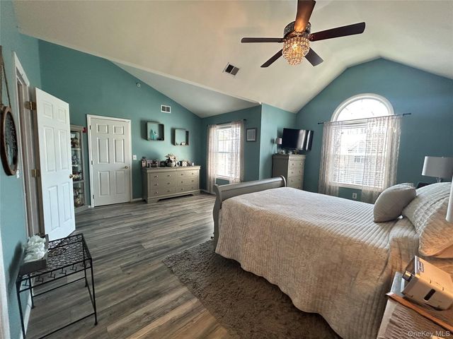 118 Kettles Lane, Medford, NY 11763