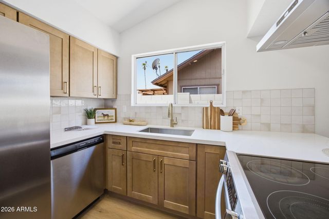 957 W Emerald Circle, Mesa, AZ 85210