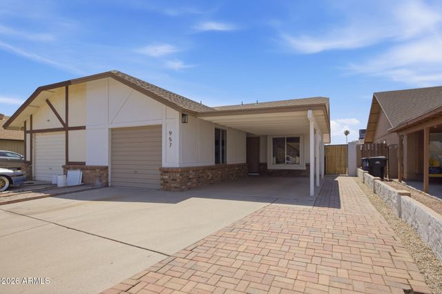 957 W Emerald Circle, Mesa, AZ 85210