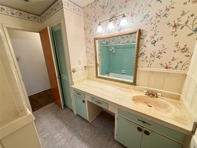 1015 Brookhollow Drive, Irving, TX 75061