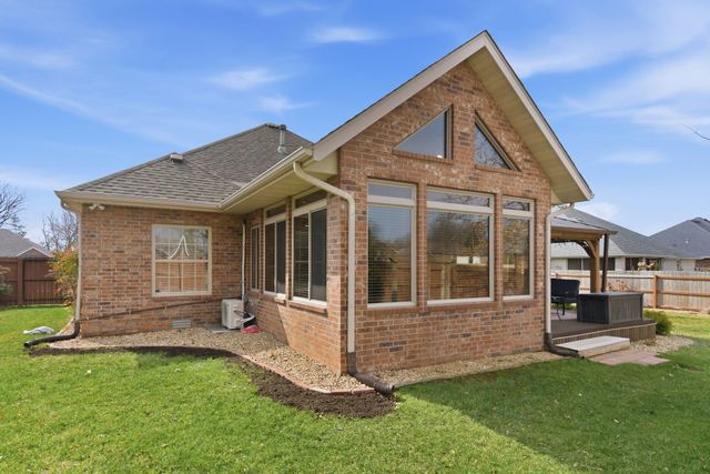 2325 W Camino Alto Street, Springfield, MO 65810