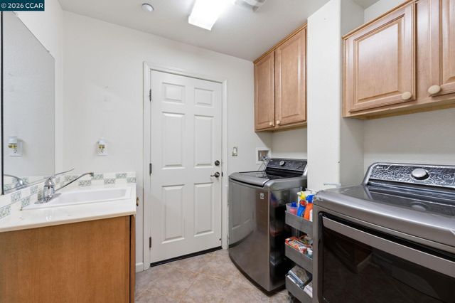 2147 Tsushima St, Hercules, CA 94547