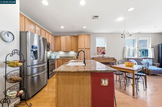 2147 Tsushima St, Hercules, CA 94547
