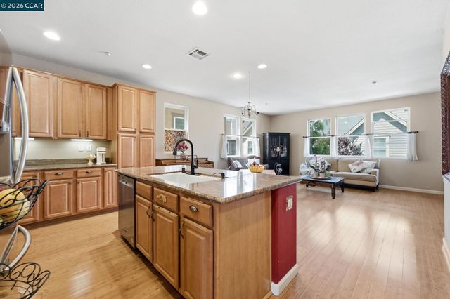 2147 Tsushima St, Hercules, CA 94547