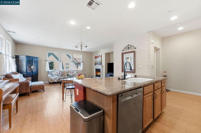 2147 Tsushima St, Hercules, CA 94547