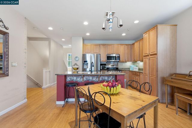 2147 Tsushima St, Hercules, CA 94547