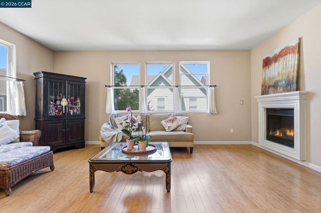 2147 Tsushima St, Hercules, CA 94547