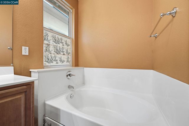 2147 Tsushima St, Hercules, CA 94547