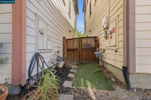 2147 Tsushima St, Hercules, CA 94547