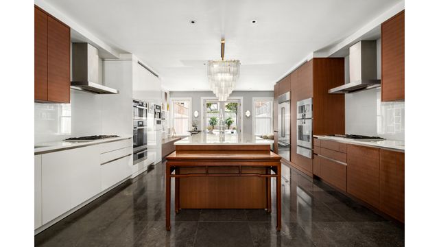 414 E 50TH Street, New York City, NY 10022