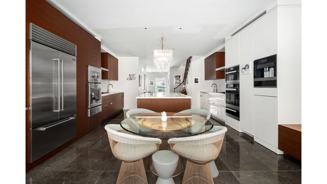 414 E 50TH Street, New York City, NY 10022